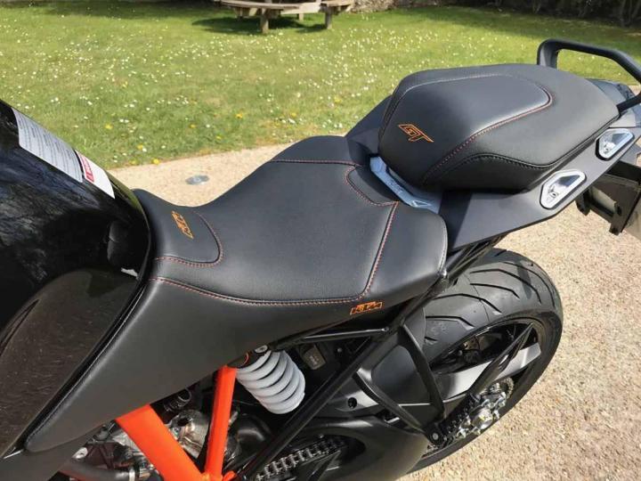 Comptez sur nous pour vous fournir des selles de motos personnalisées, conçues sur mesure pour assurer votre confort.